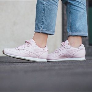 Reebok Classic Leather Sneakers in Pink